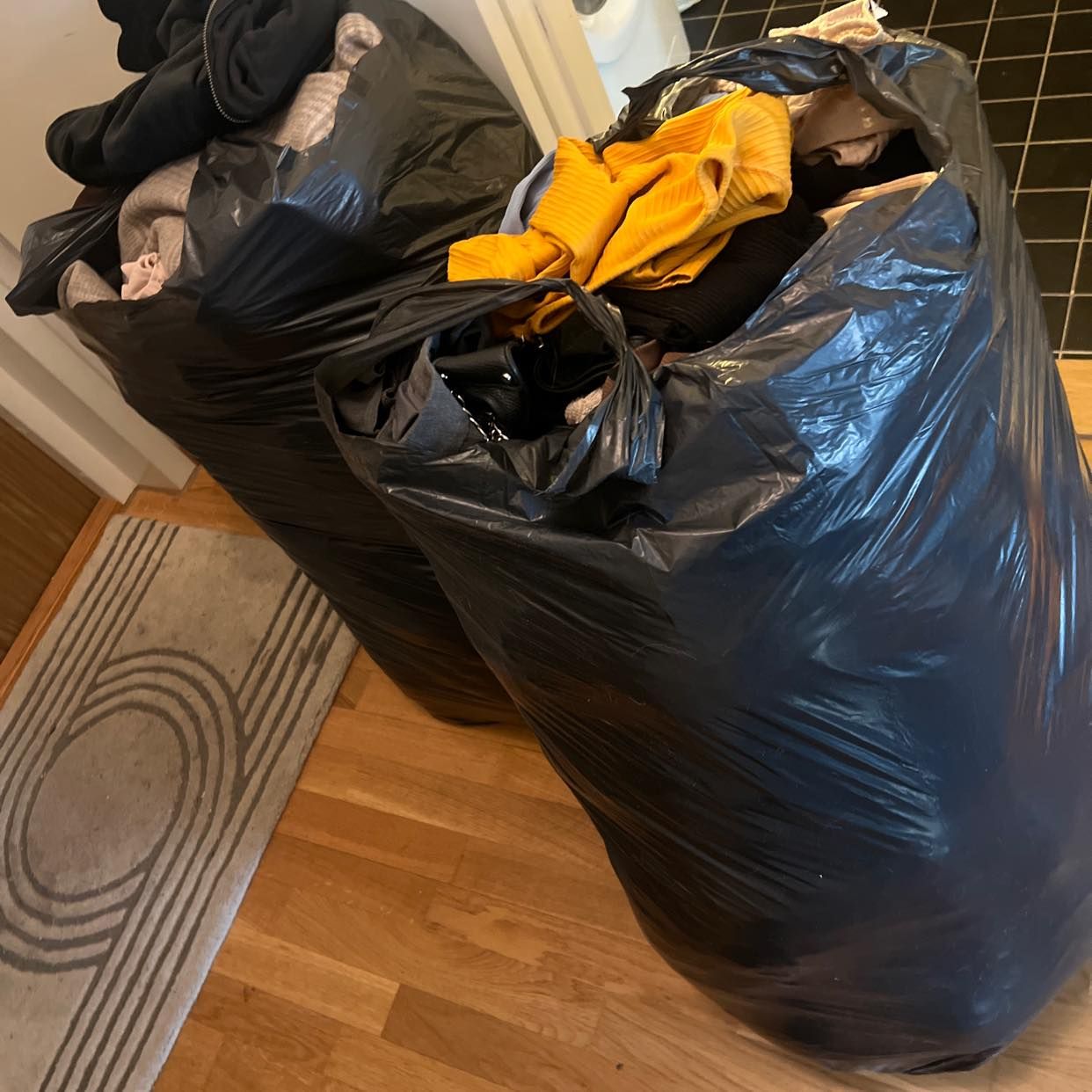image of Påse med kläder slängas! - Farsta