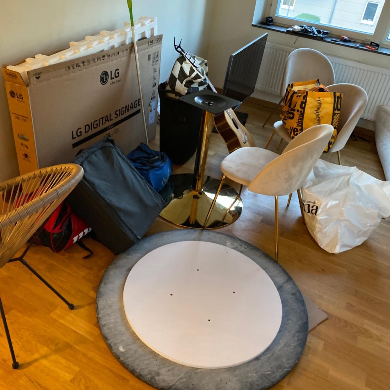 image of bord + stolar + väska - 