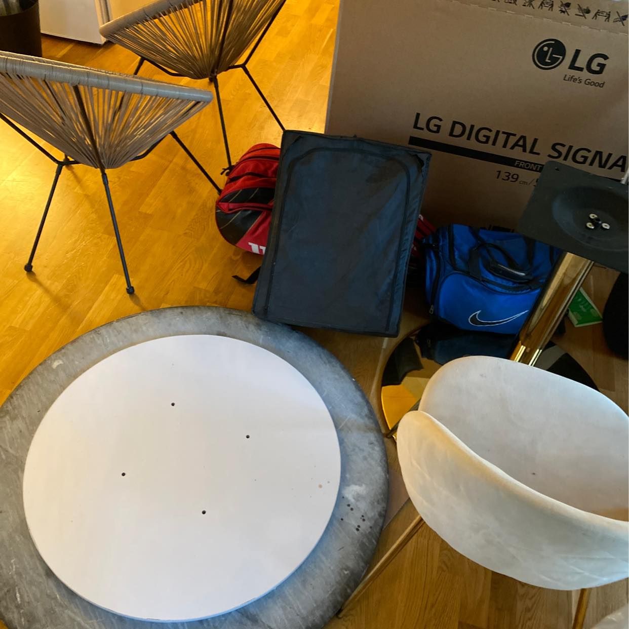 image of bord + stolar + väska - 