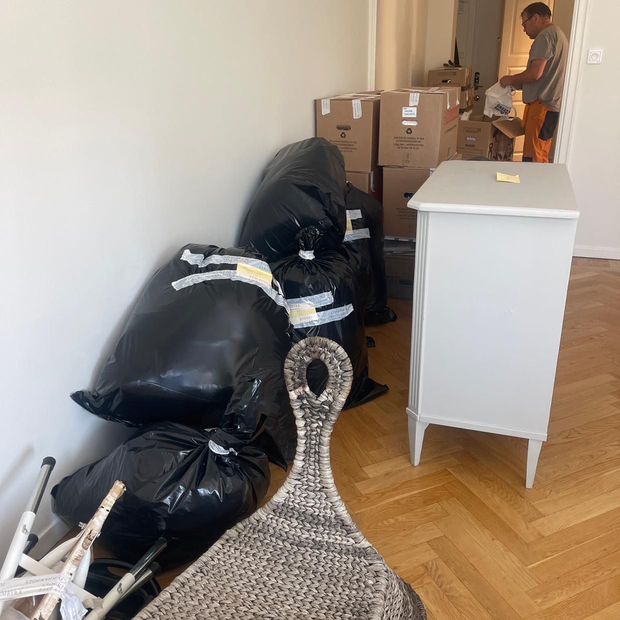 image of 20 kartonger, 1 byrå, - 