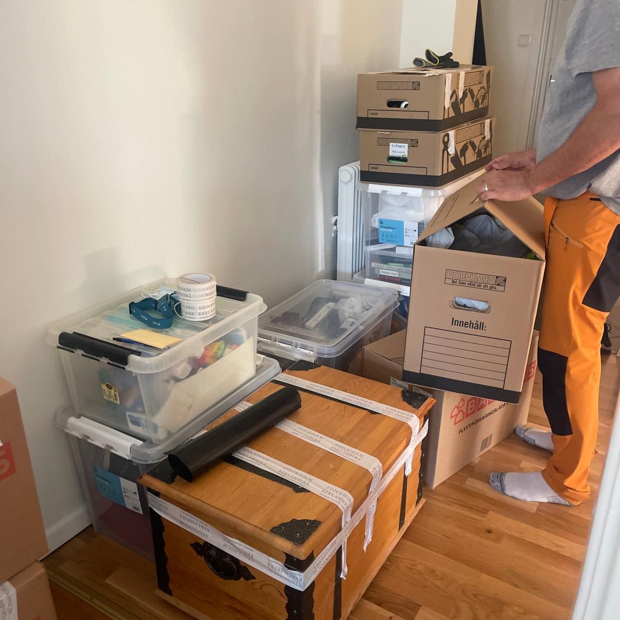 image of 20 kartonger, 1 byrå, - 