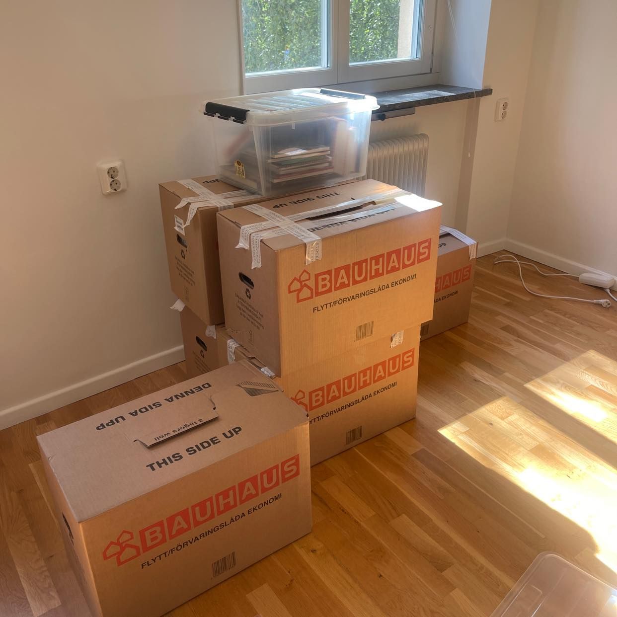 image of 20 kartonger, 1 byrå, - 