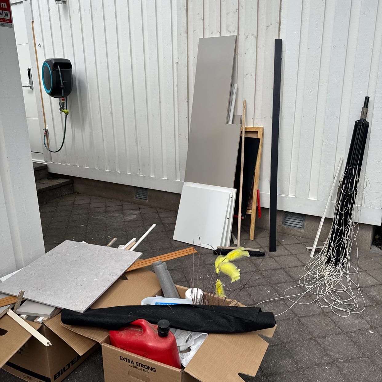 image of Kartonger och byggmateria - Askim