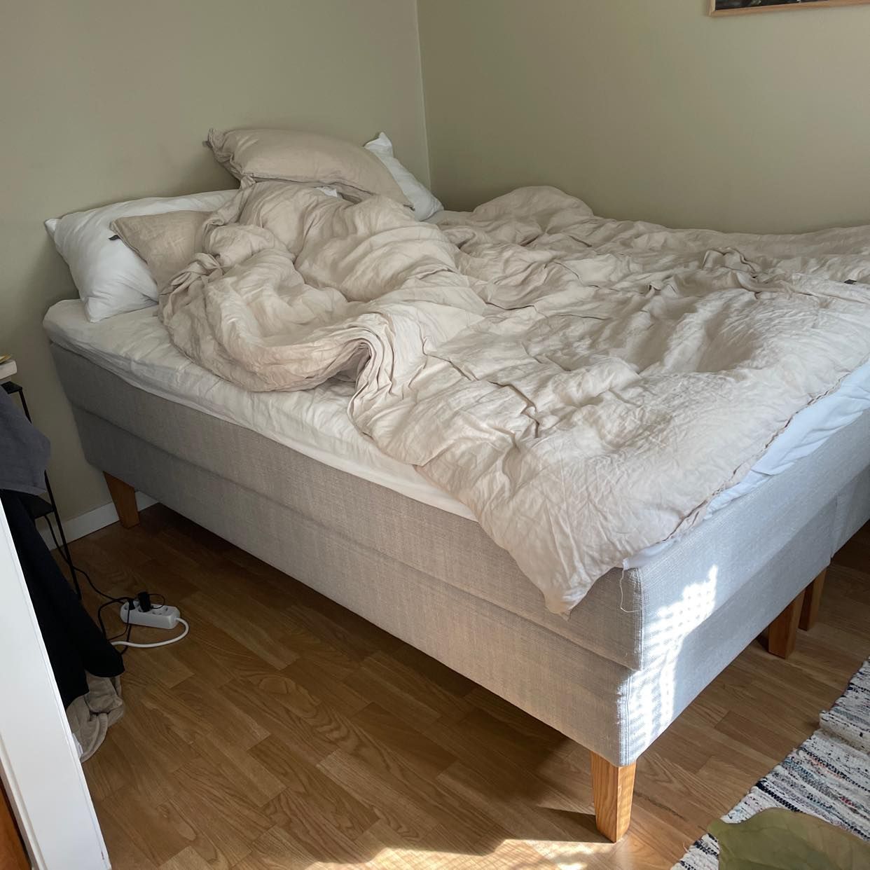 Säng, soffa, bord, stolar