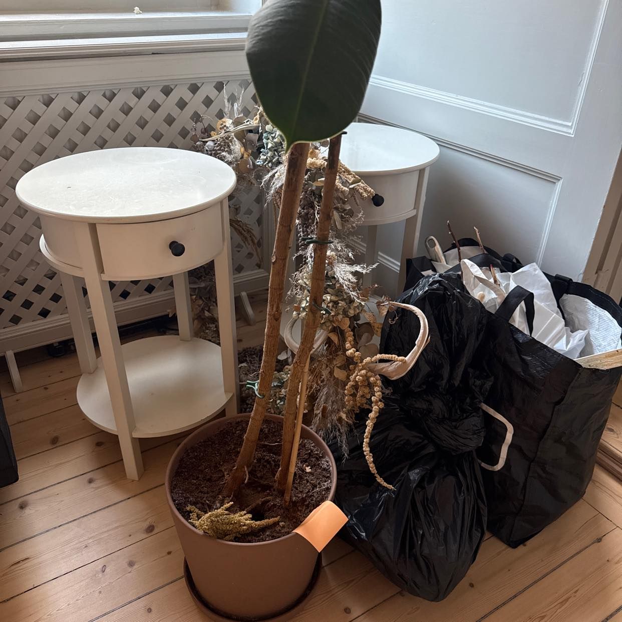 image of Sängbord, blommor diverse - Södermalm