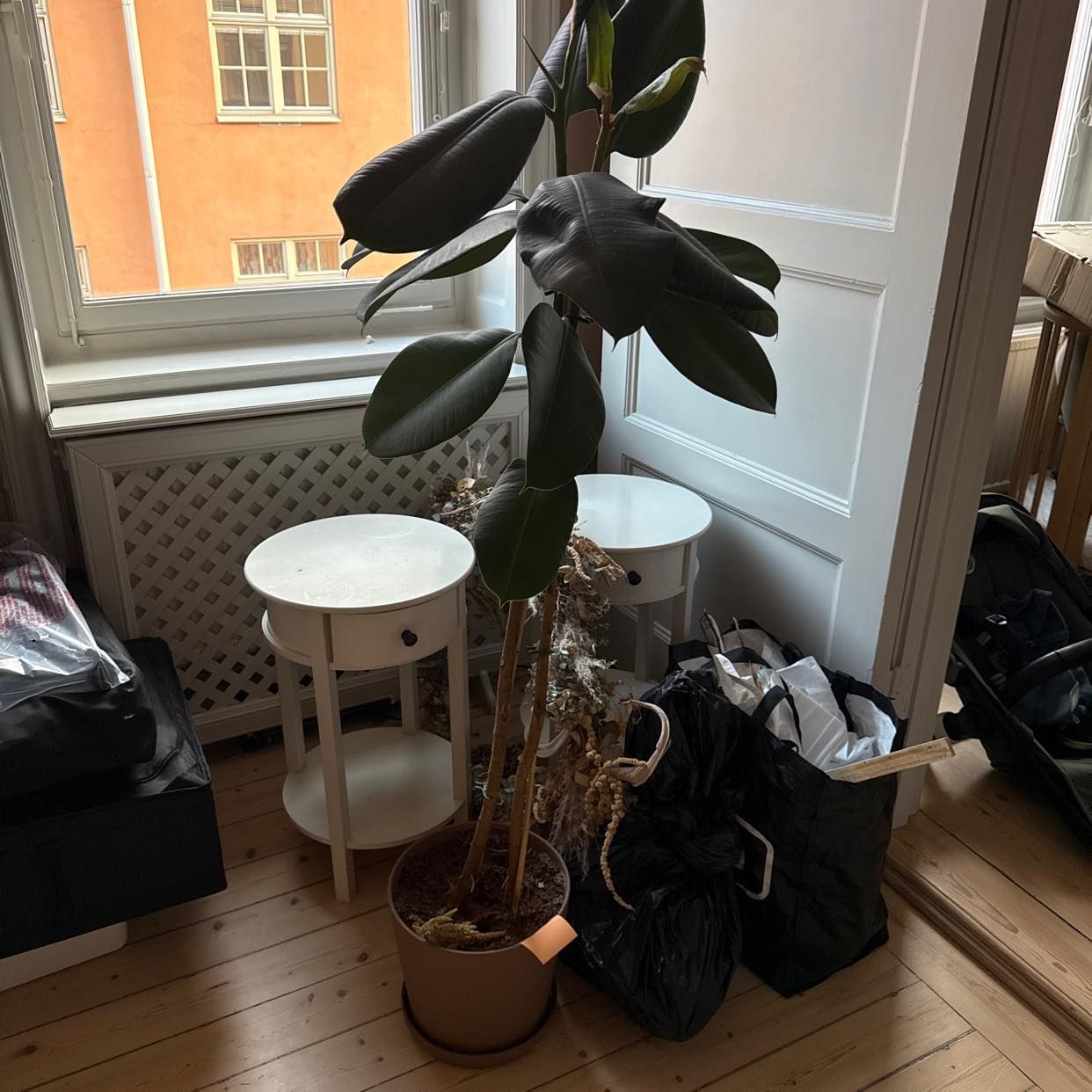 image of Sängbord, blommor diverse - Södermalm