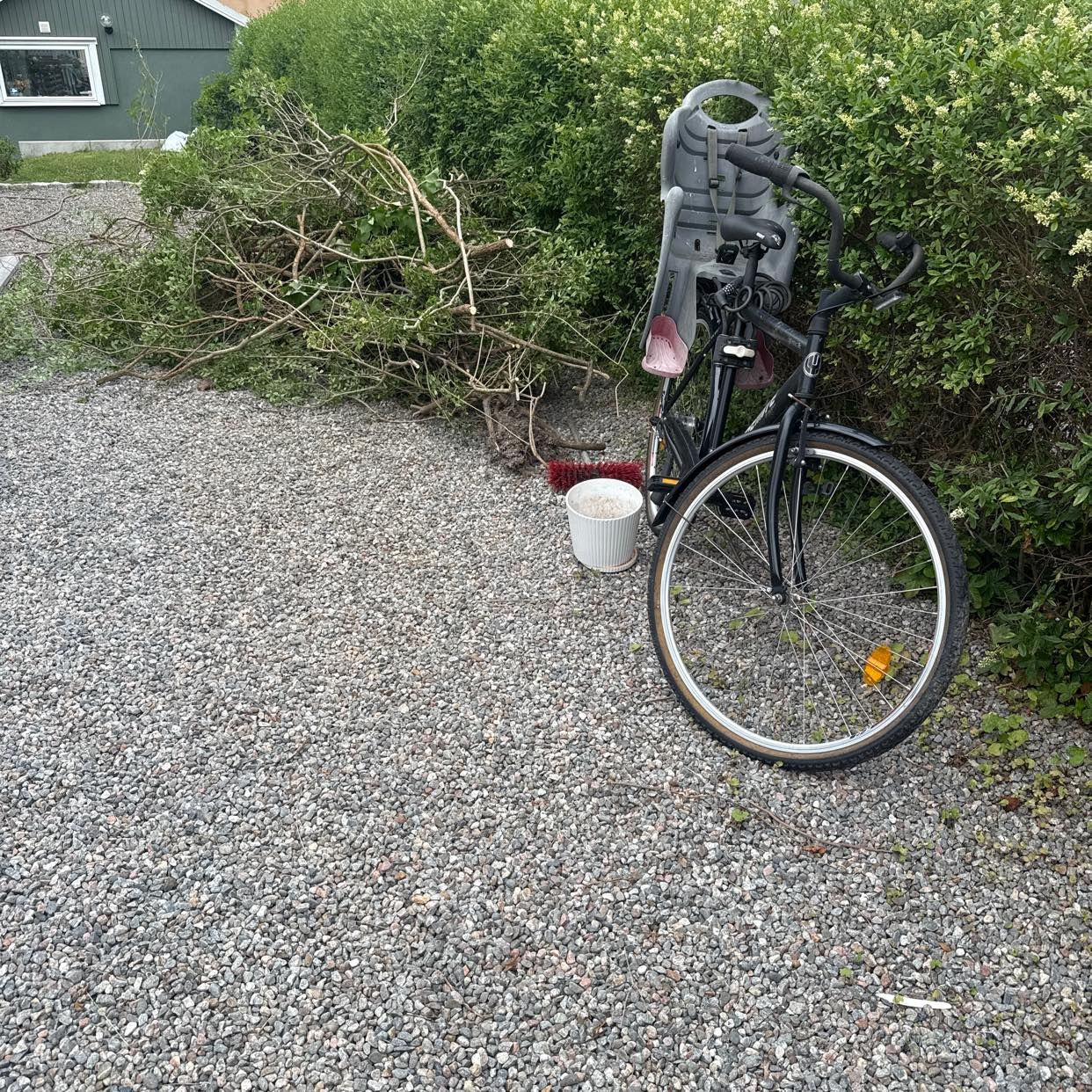 image of Trädgårdsavfall och cykel - Enskede