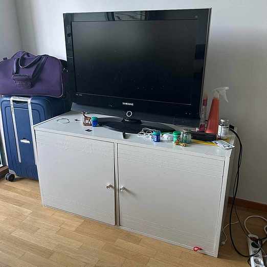 image of TV och möbler bortskänkes - Råsunda