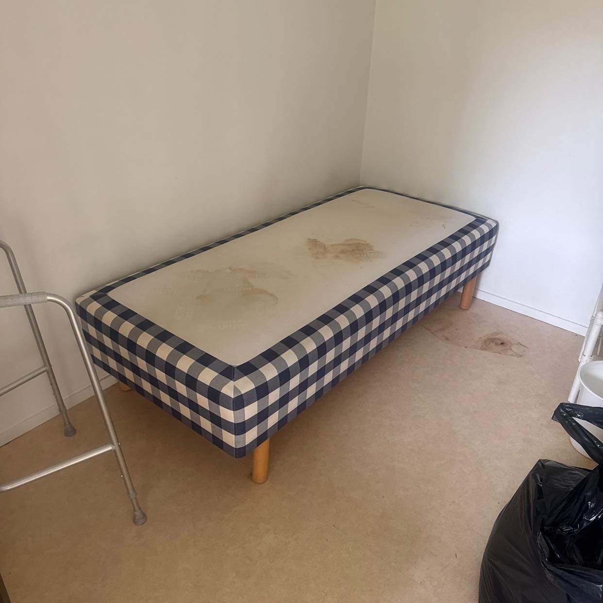 image of Gamla möbler att slänga - Taberg