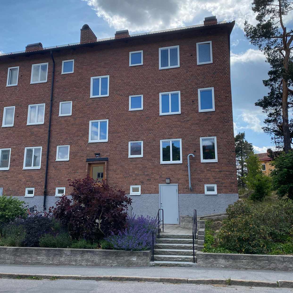 image of Frakt av tvådelat skåp - 