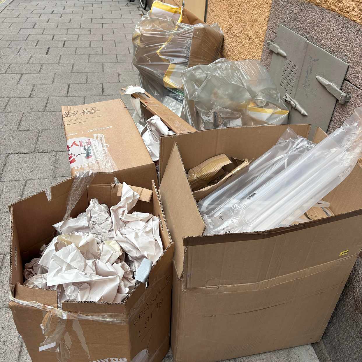 image of Kartonger, papp, plast - Stockholm