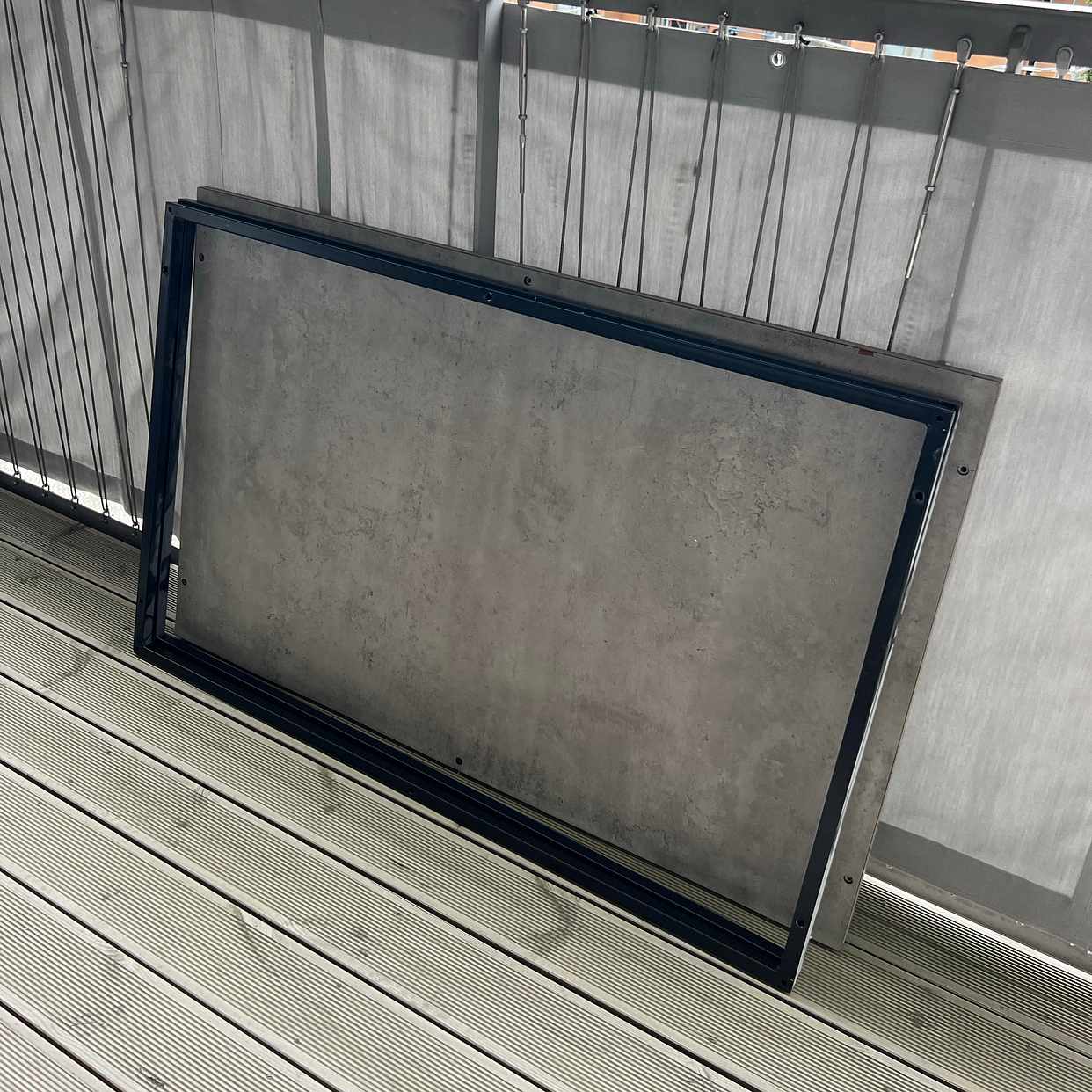 image of Trasigt bord - Stockholm