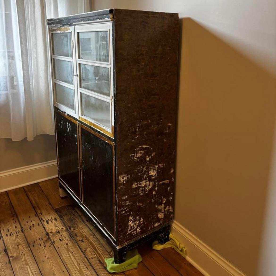 image of Bära ner två skåp - 