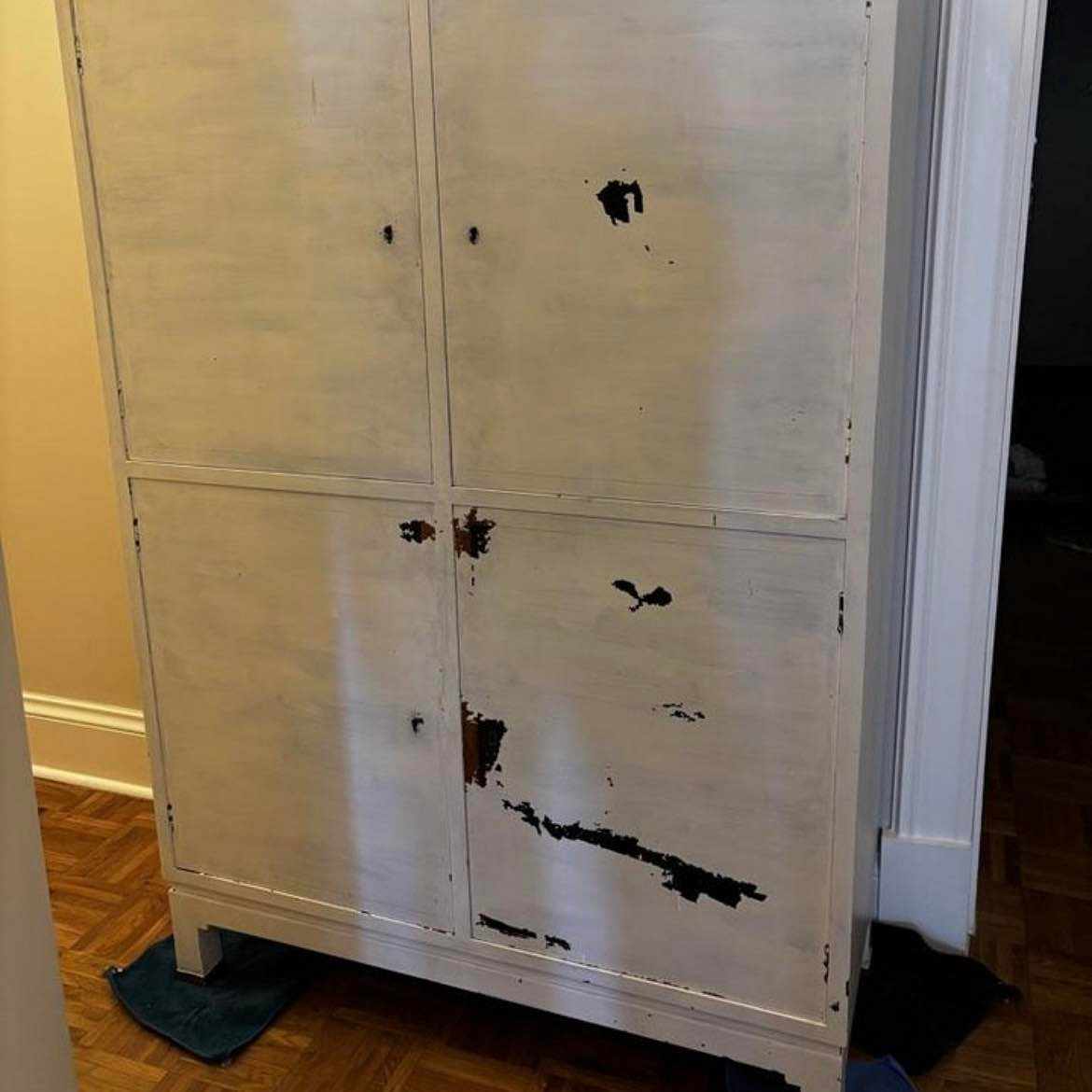 image of Bära ner två skåp - 
