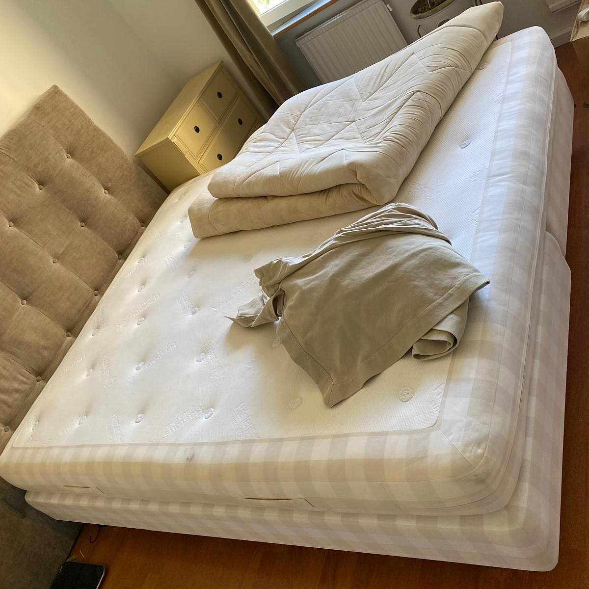 image of möbler säng garderob blom - 