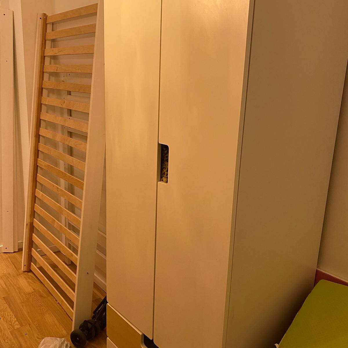 image of möbler säng garderob blom - 