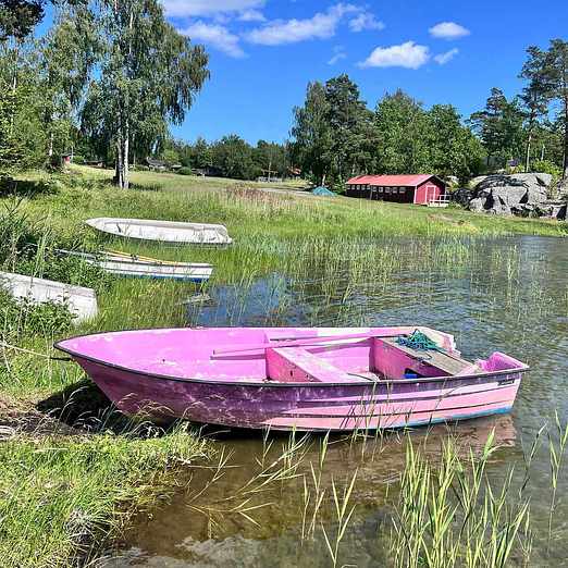 image of Rosa båt - Björkö