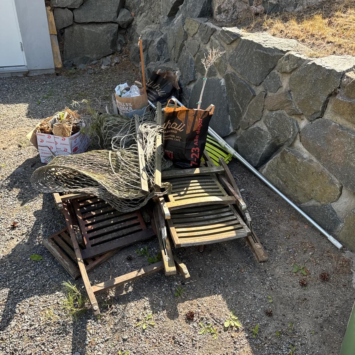 image of Trasiga utemöbler, avfall - Nacka
