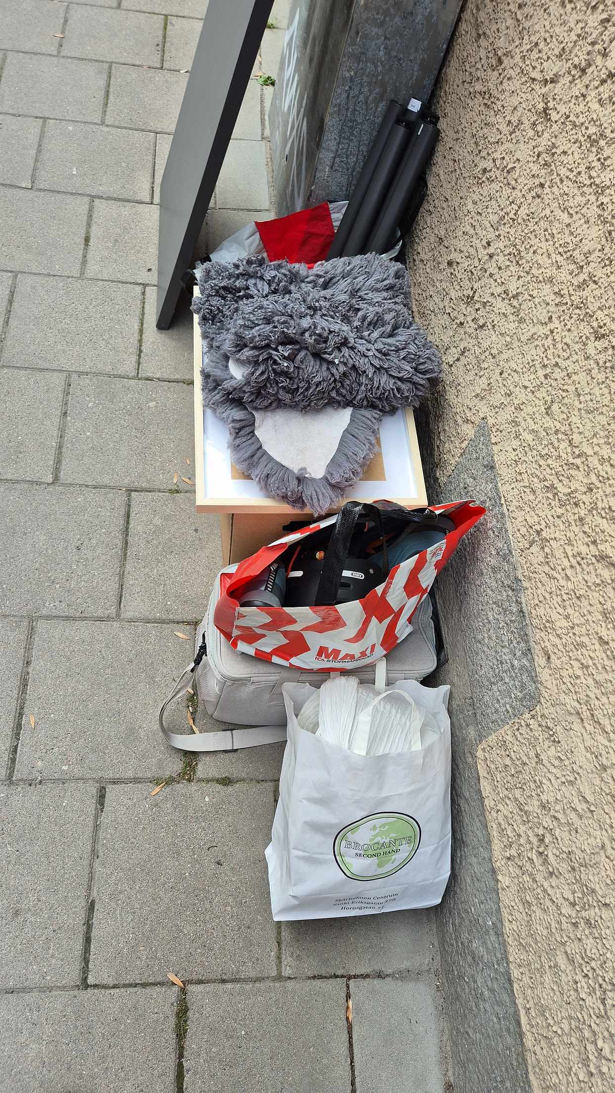 image of Skrivbord, vaser, diverse - Stockholm