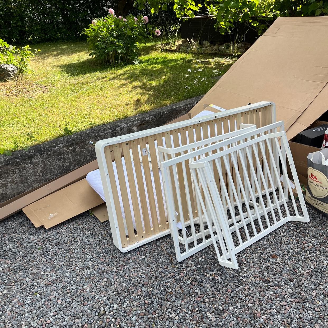 image of Kartonger, plast och säng - Hägersten