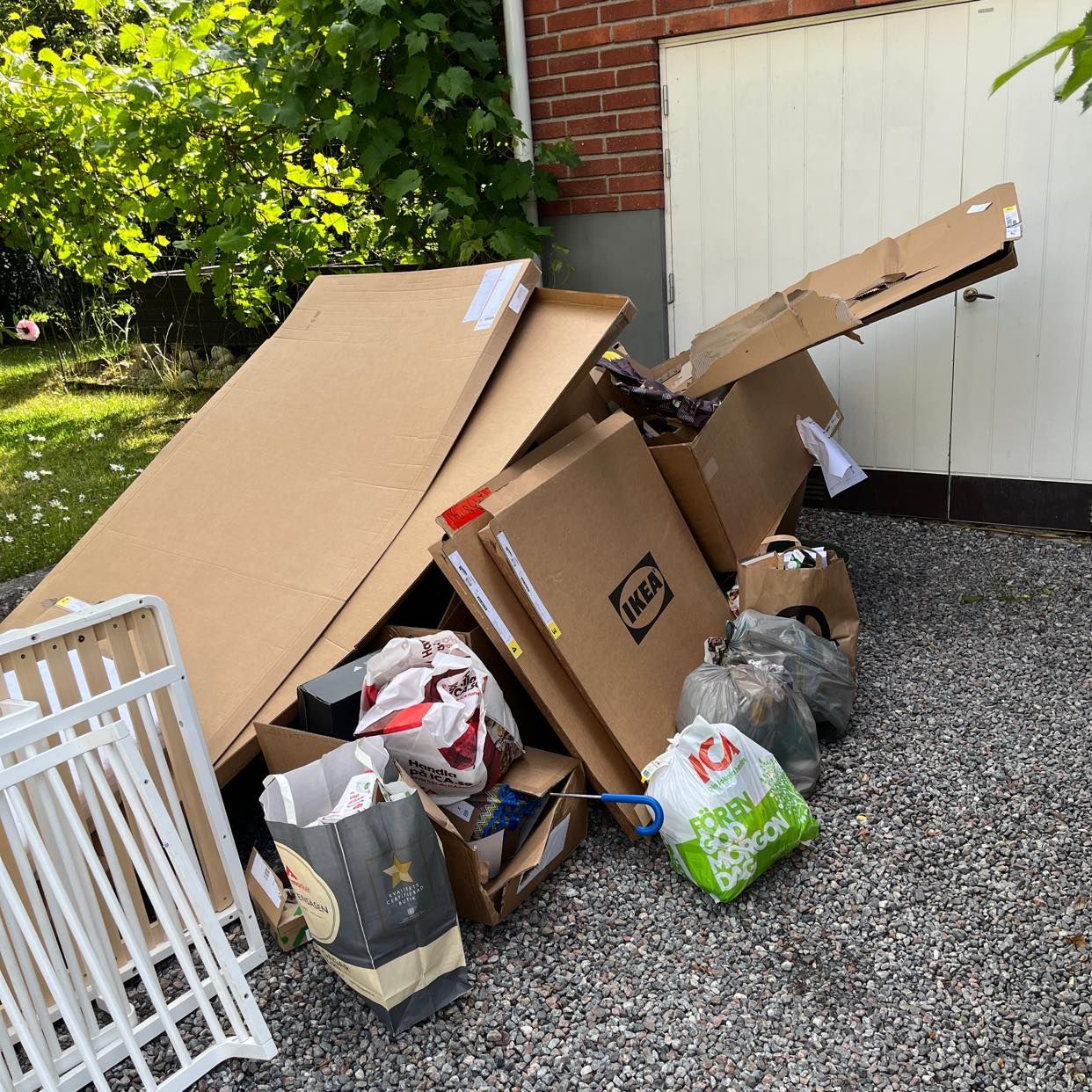 image of Kartonger, plast och säng - Hägersten