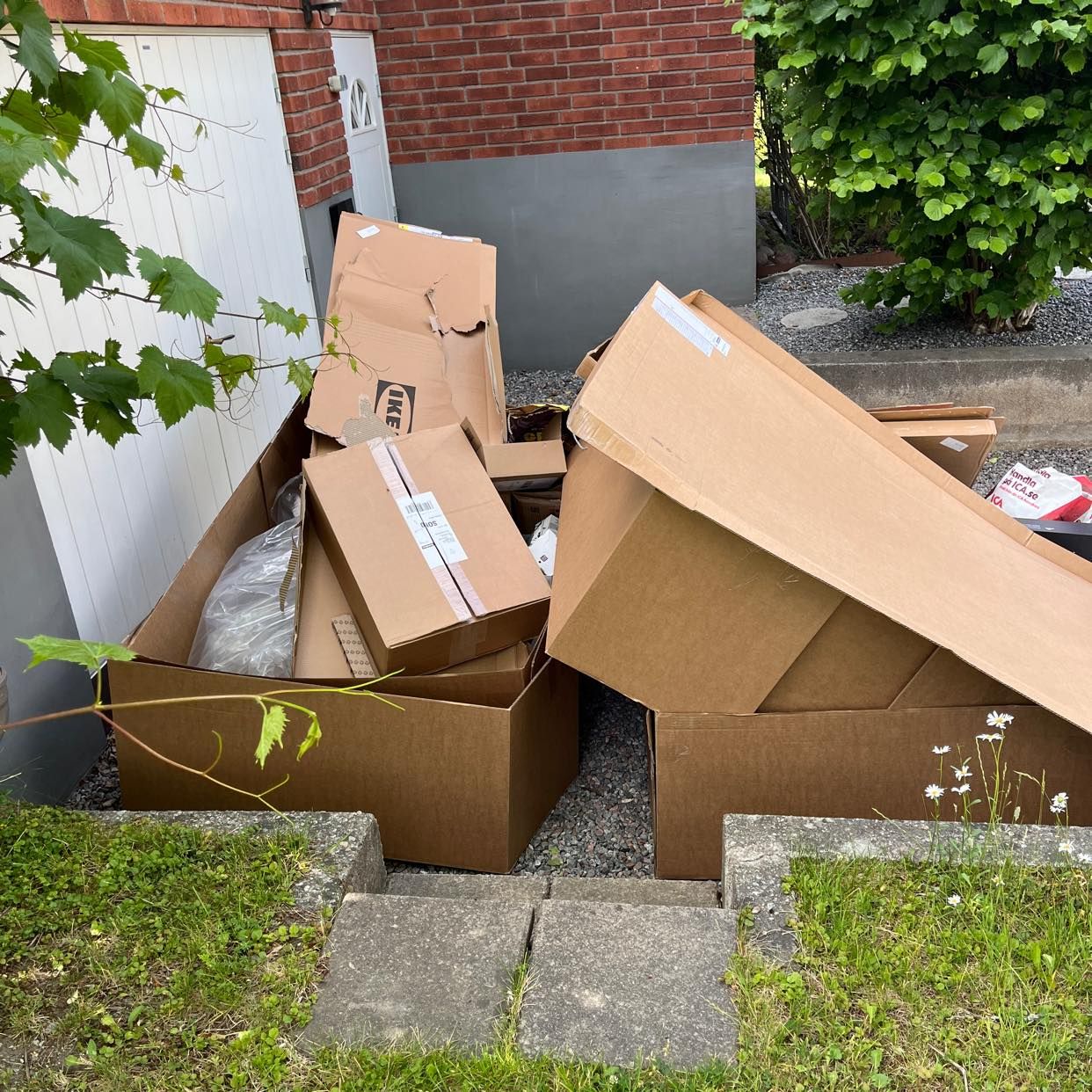 image of Kartonger, plast och säng - Hägersten