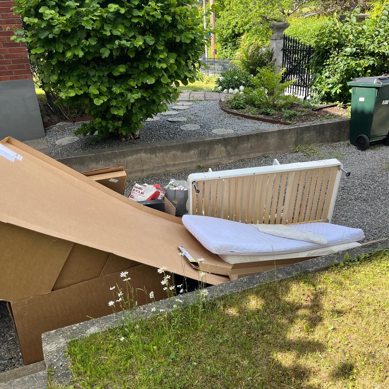 image of Kartonger, plast och säng - Hägersten