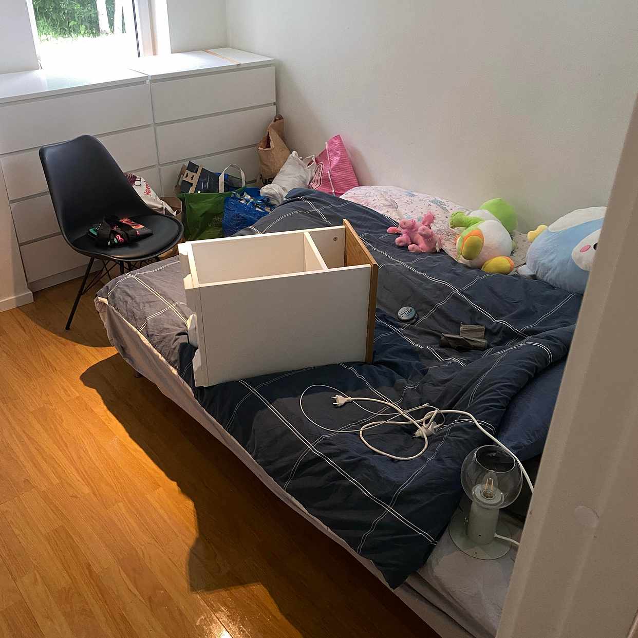 image of Soffa, säng, byråer etc - 