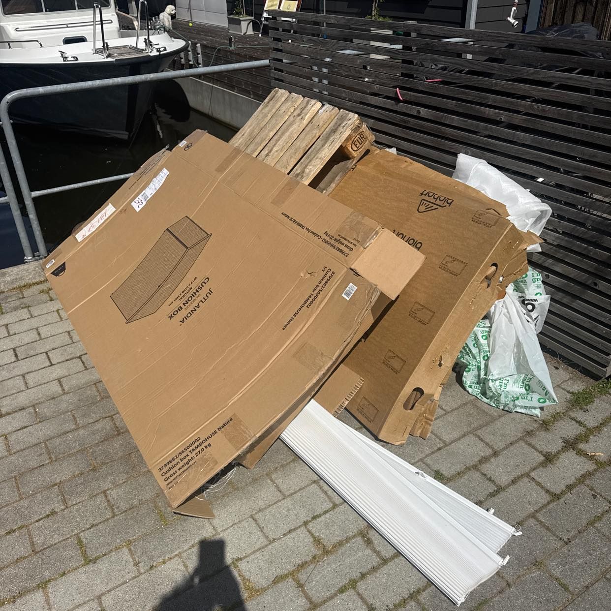 image of Kartonger och trä - Nacka
