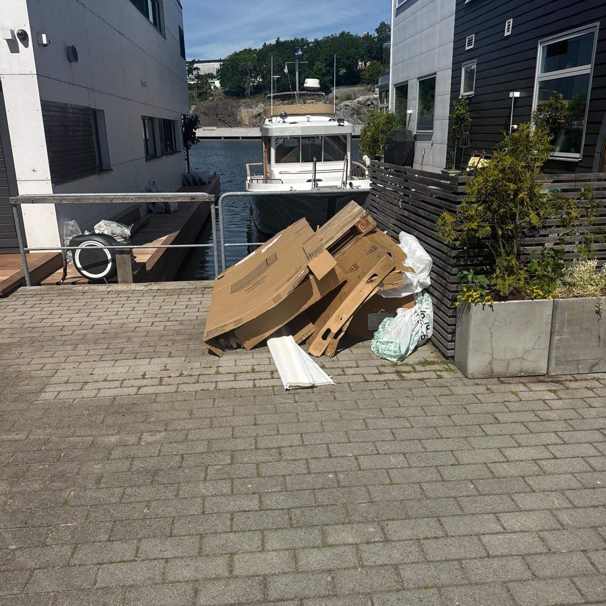 image of Kartonger och trä - Nacka