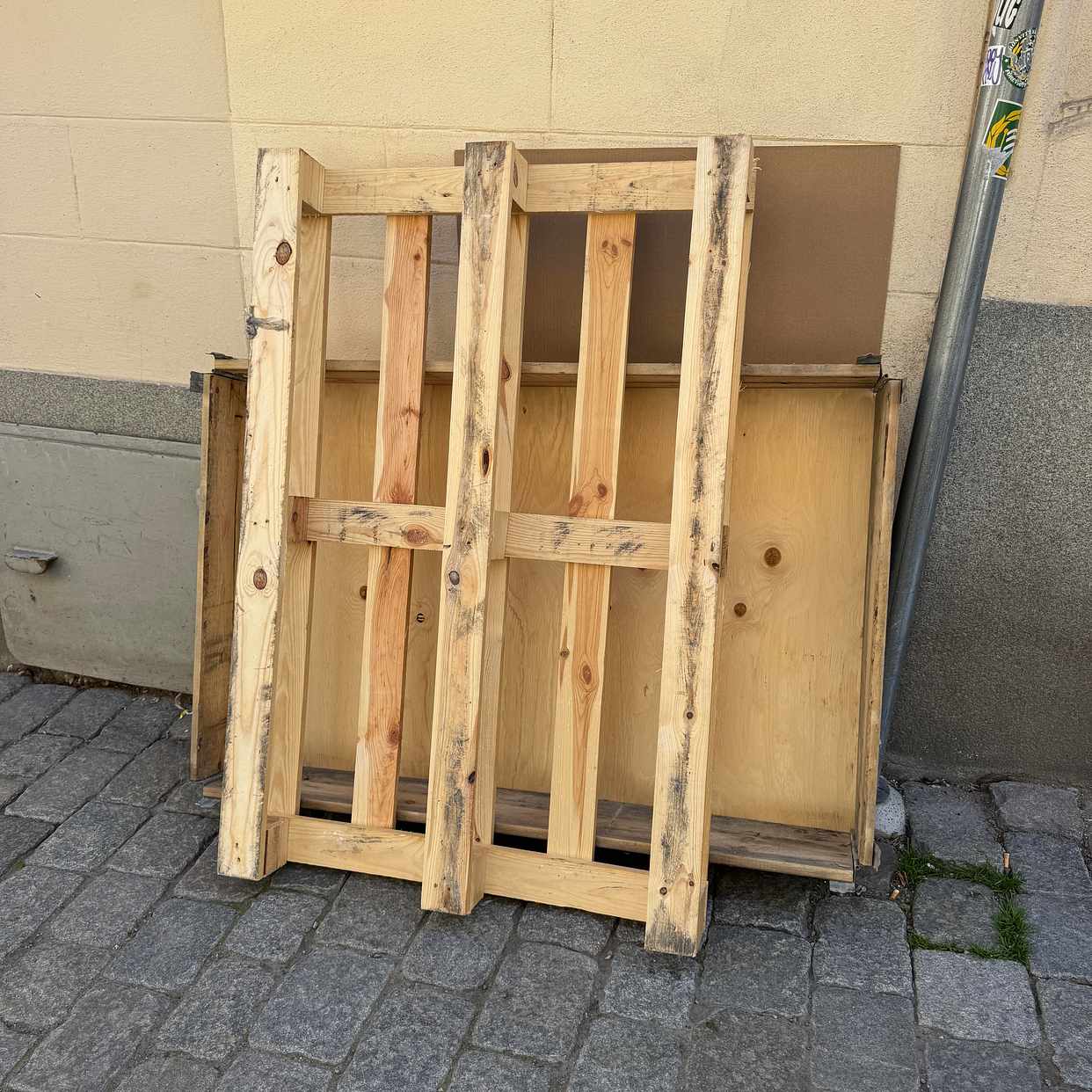 image of En lätt träpall + låda - Södermalm