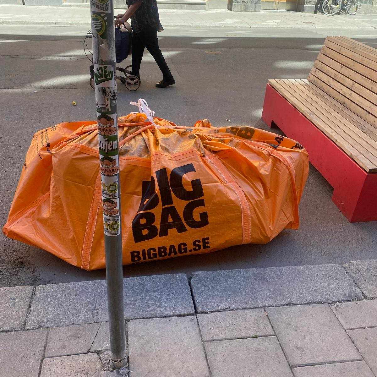 image of Slänga träavfall - Stockholm