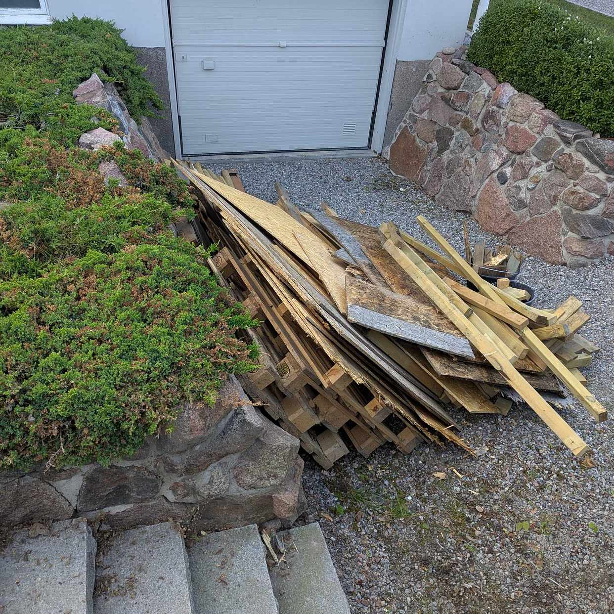 image of Trä och metall för återvi - Sollentuna