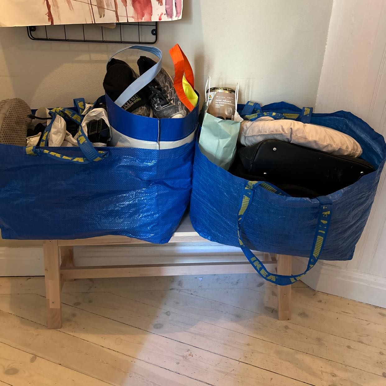 Två Ikeakassar skräp åv