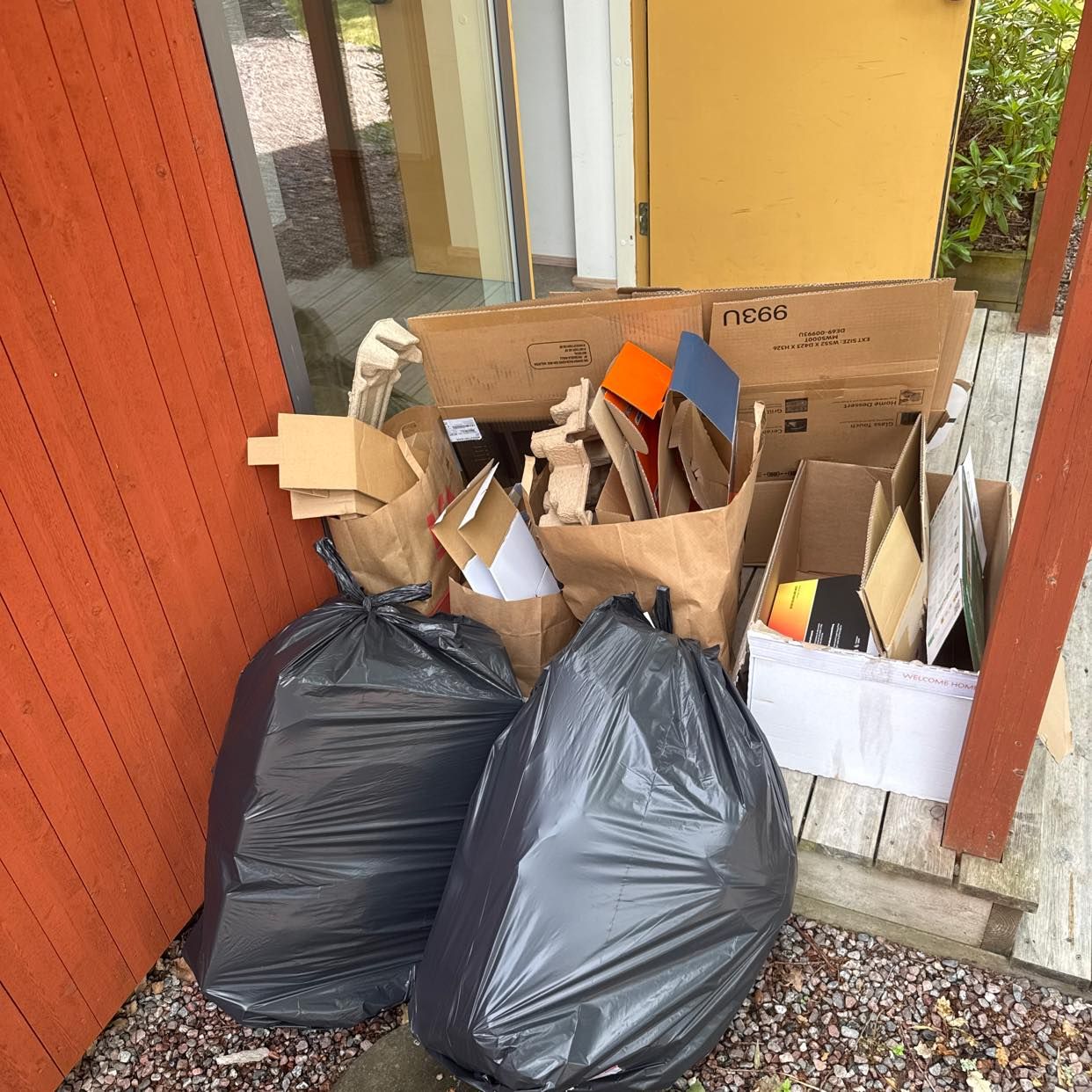 image of Cardboard + 2 trash bags - Uppsala
