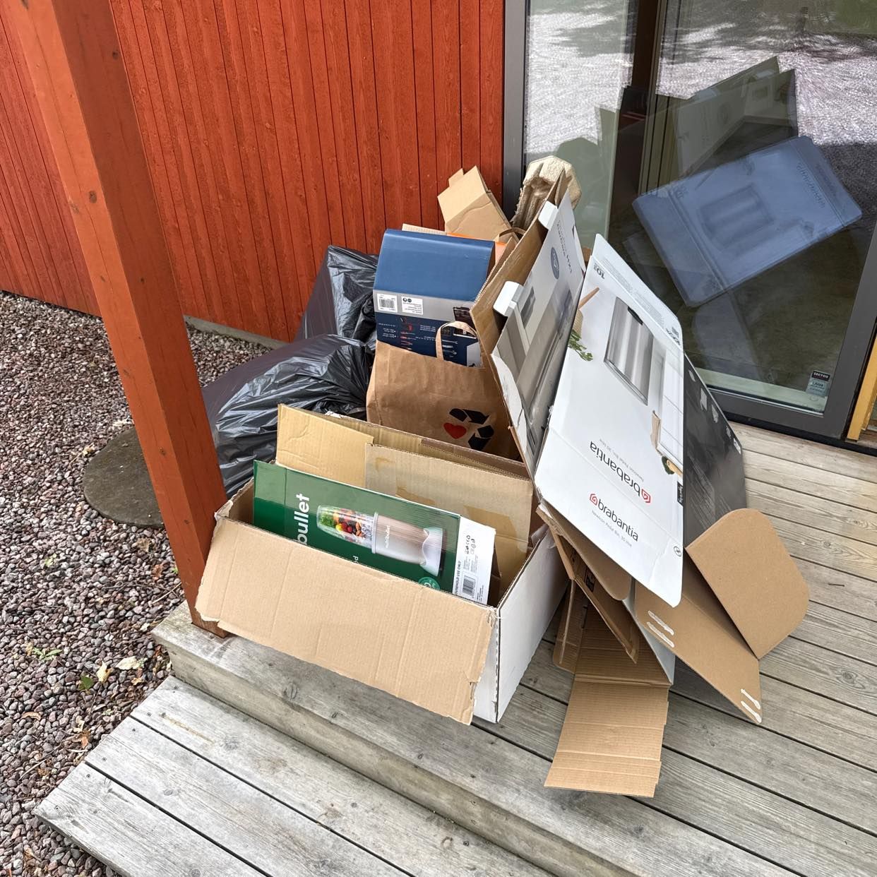 image of Cardboard + 2 trash bags - Uppsala