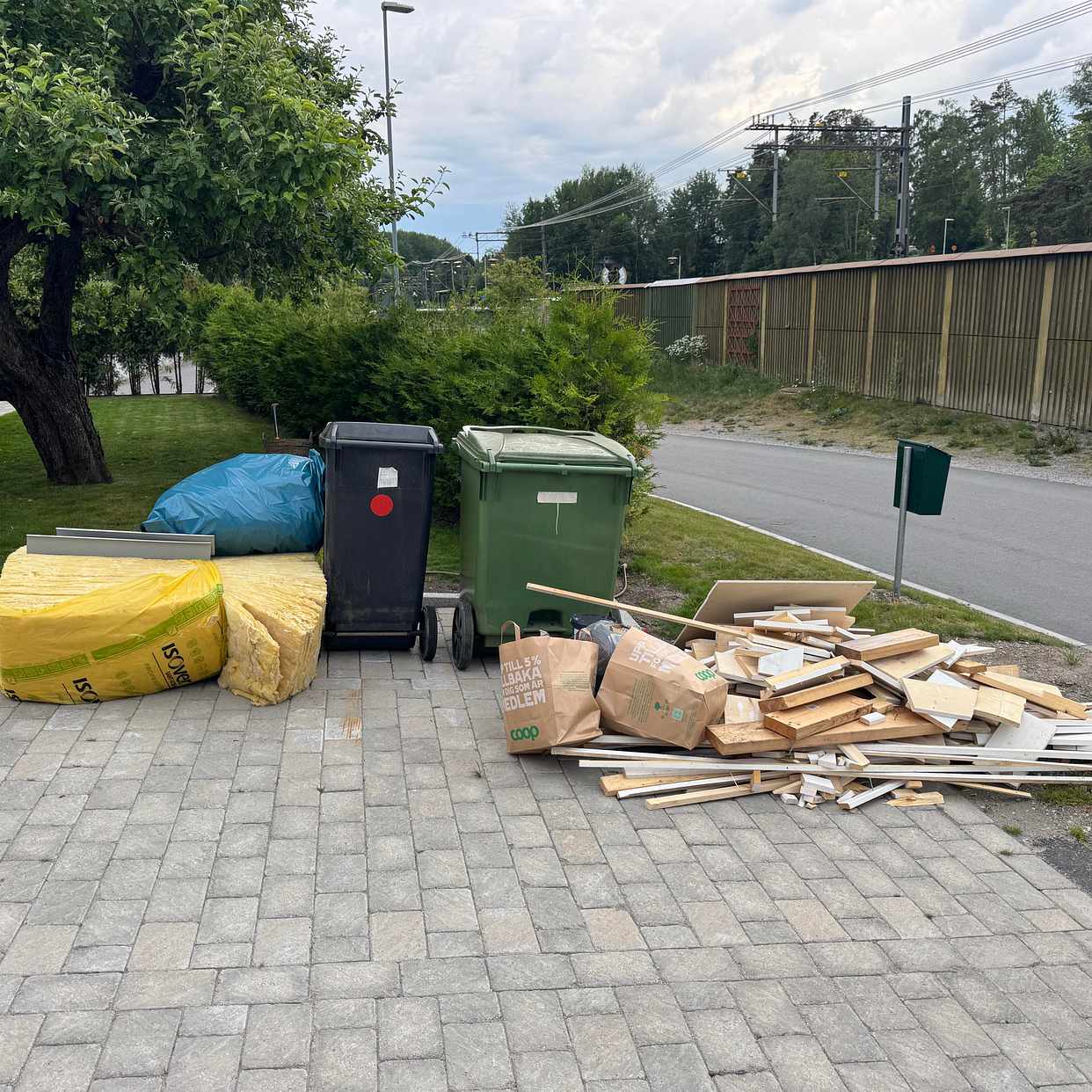 image of Trä, byggavfall, papp etc - Enebyberg