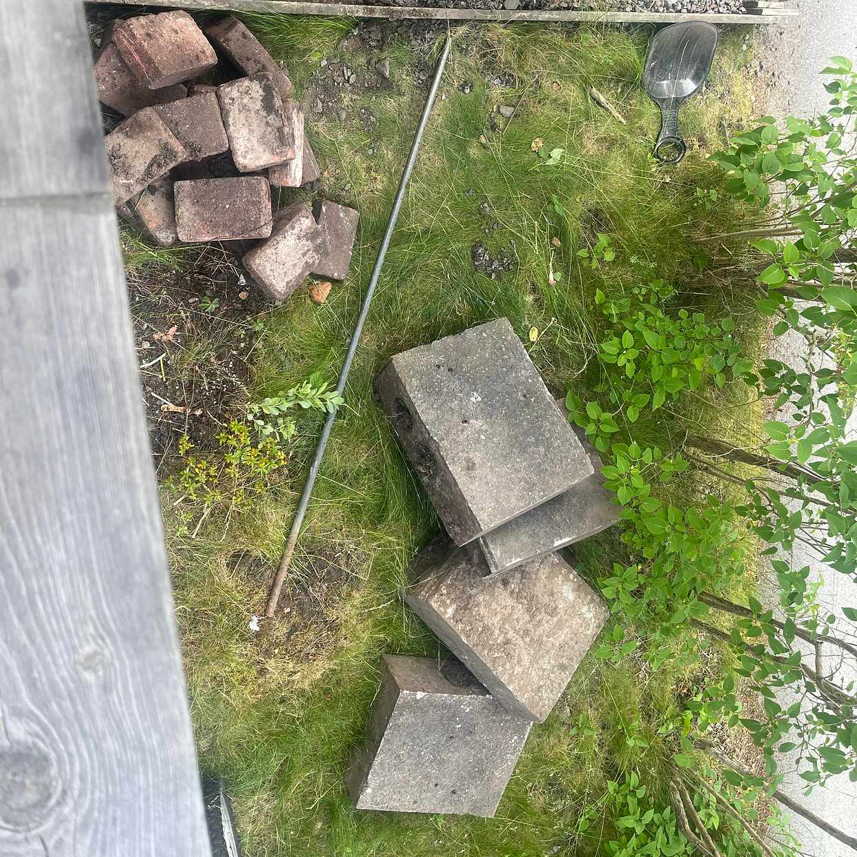 image of 7 Betongblock, sten, jord - Saltsjö-Boo