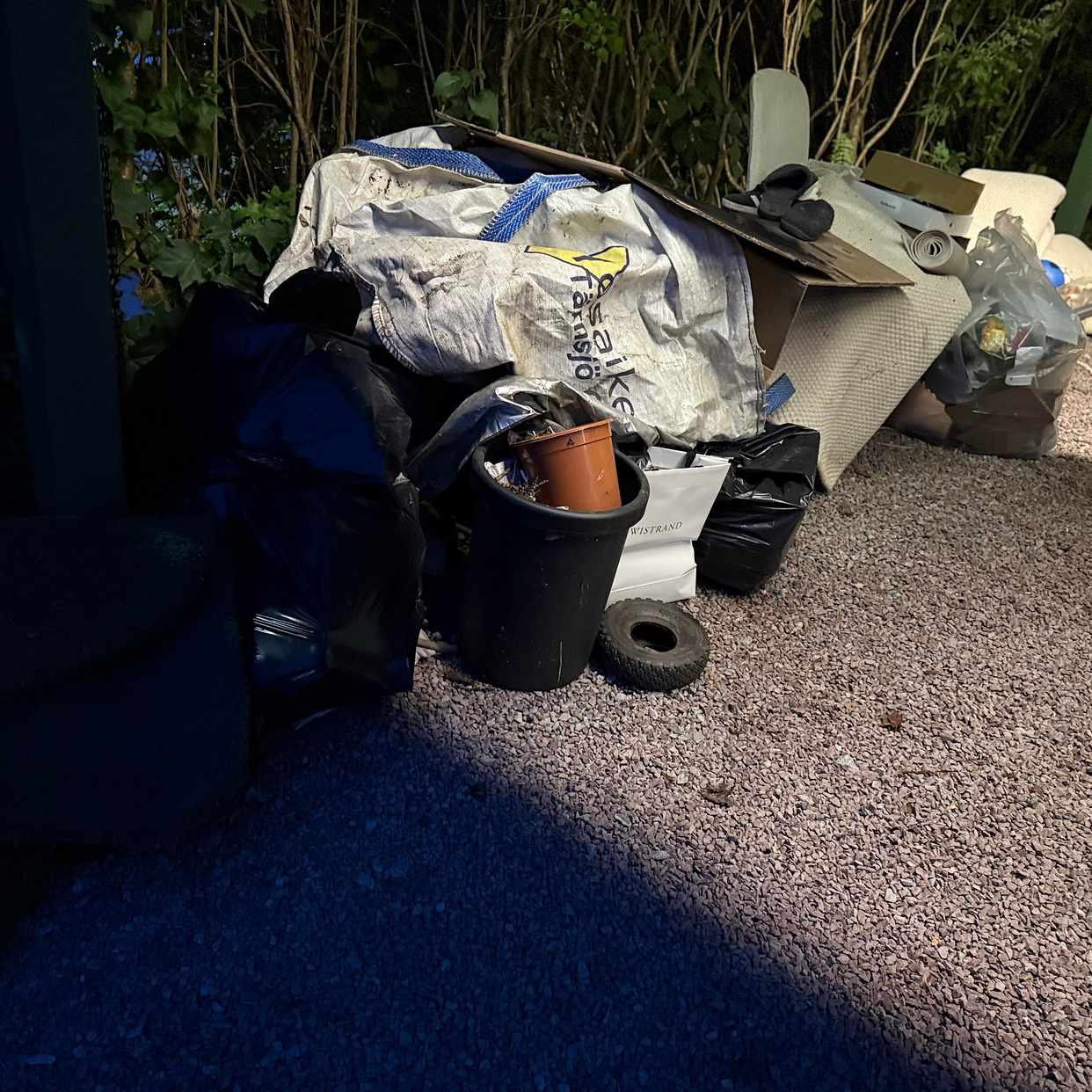image of Skräp från flytt - Sollentuna