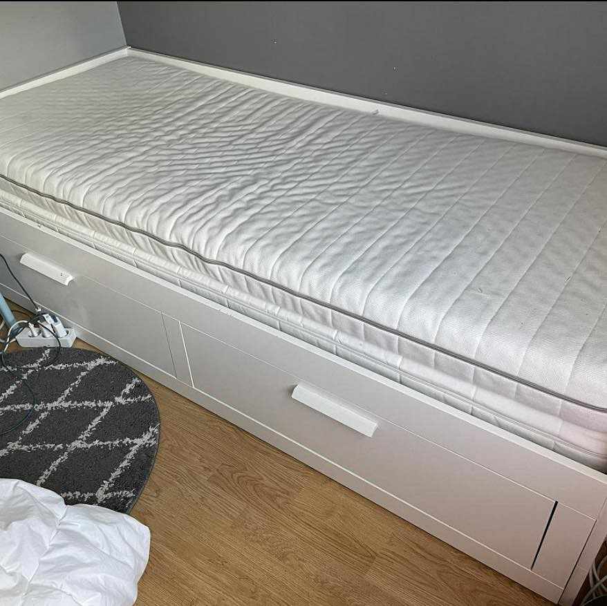 image of En säng + madrasser till - 