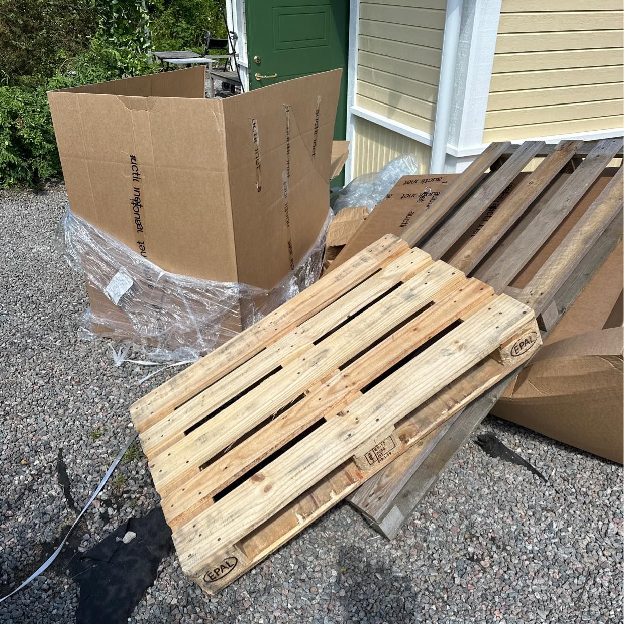 image of 2xKartonger, två träpalla - Trosa