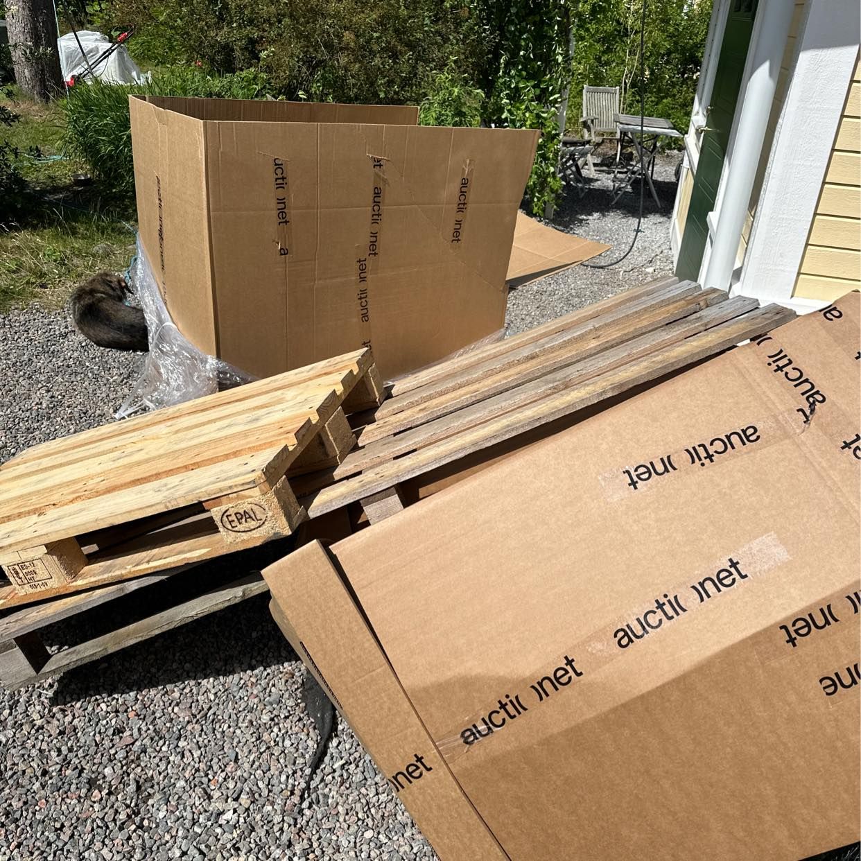 image of 2xKartonger, två träpalla - Trosa