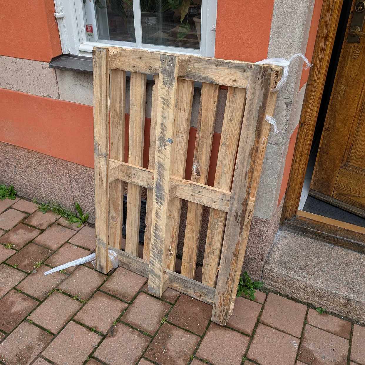 image of Pappkartonger och en pall - Stockholm