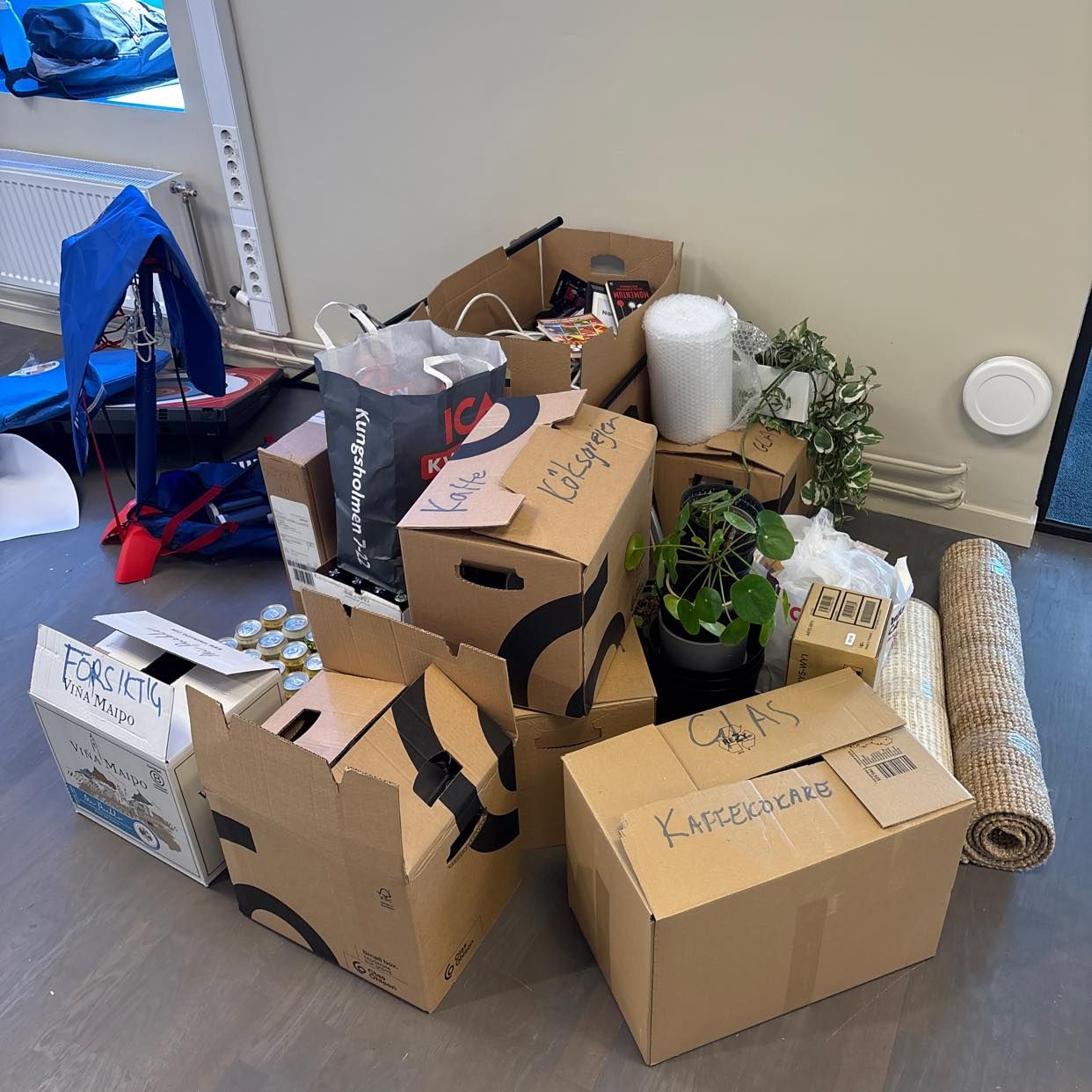image of Flytt av mycket smågrejer - 