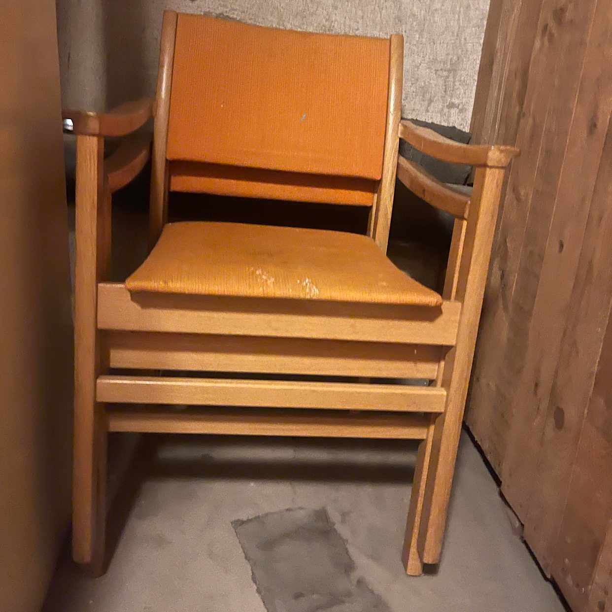 image of Slänga en fåtölj o 2 stol - Uppsala