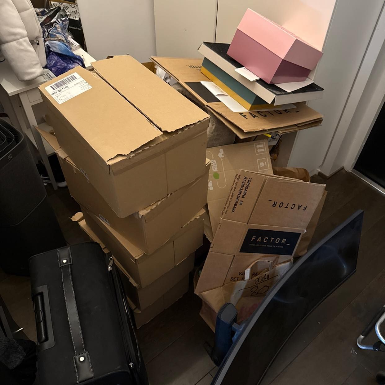 image of Cardboard, monitor - Nacka