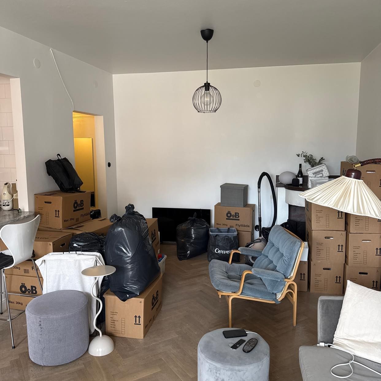 image of Kartonger, fotölj, lampa - 