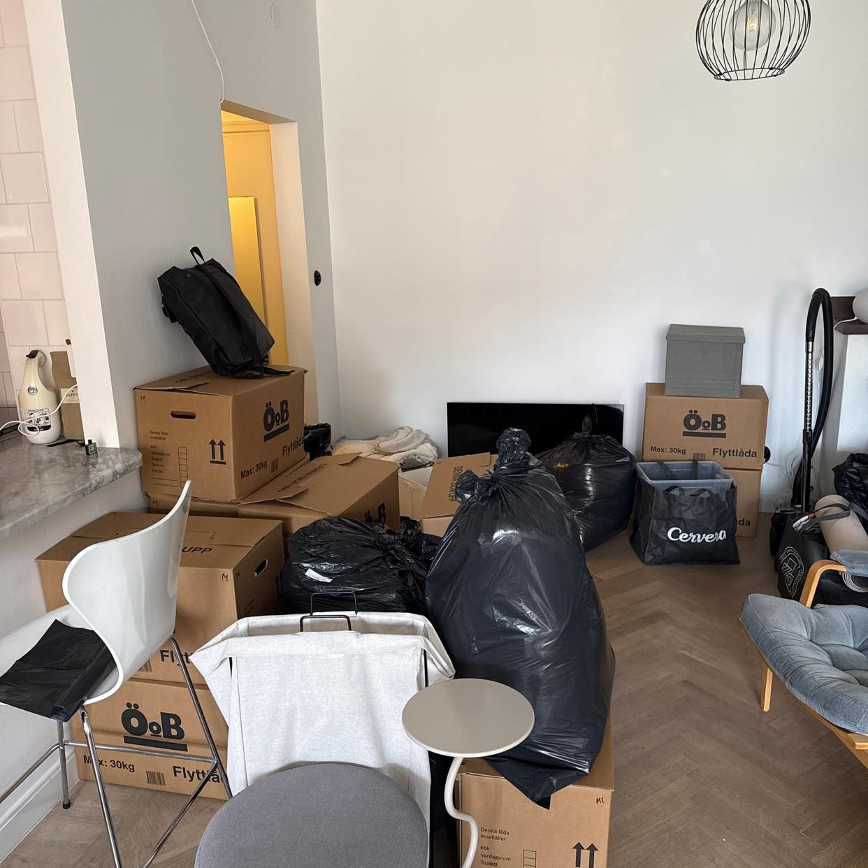 image of Kartonger, fotölj, lampa - 