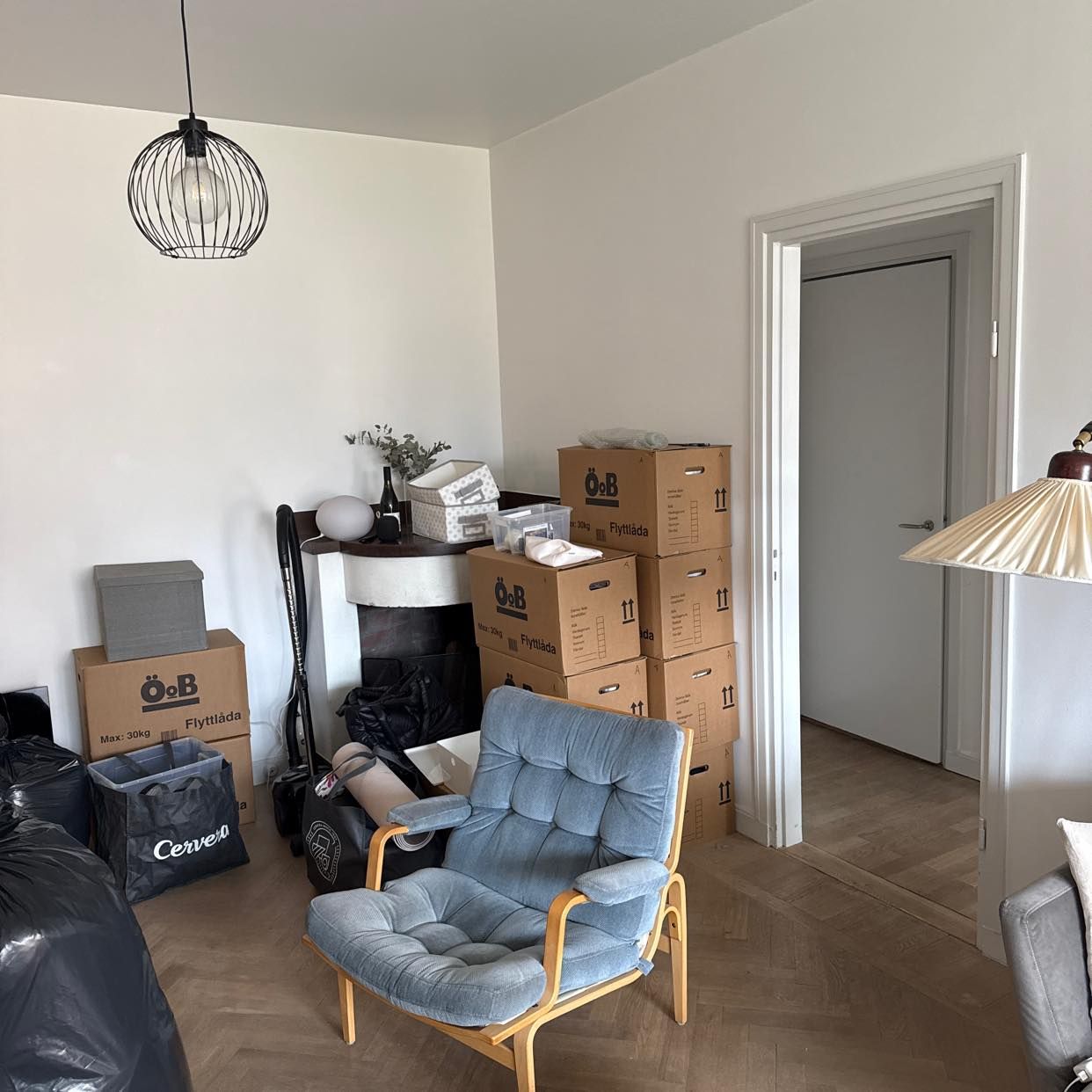 image of Kartonger, fotölj, lampa - 