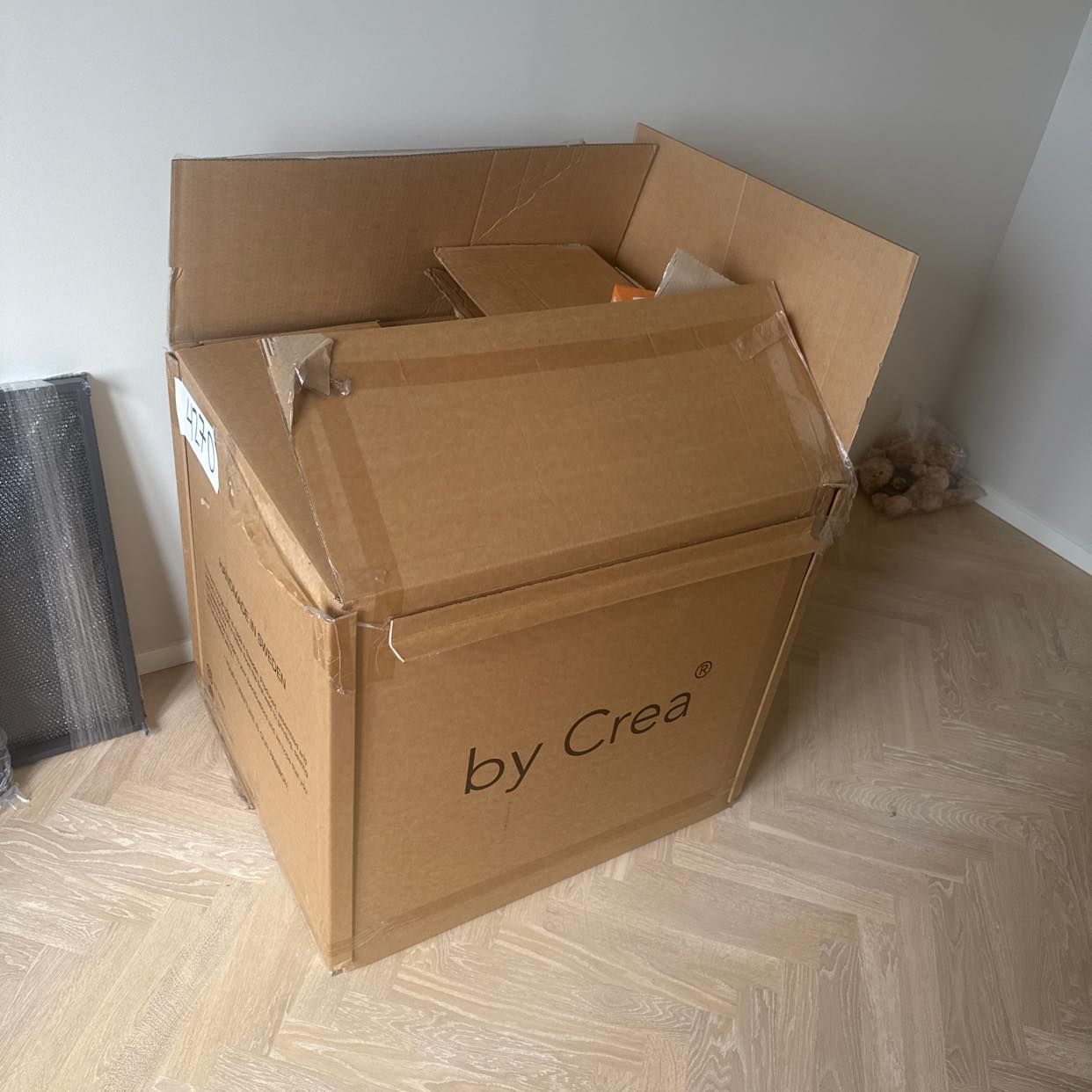 Kartonger, små möbler